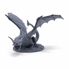 Ancient Dragon – stor drage-miniatyr i grå PLA til D&D og tabletop-rollespill, sett forfra.