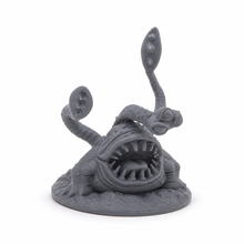 3D-printet grotesk bossminiatyr med gapende kjeft, øyestilker og uformelig kropp i grå PLA til D&D og Pathfinder.