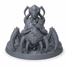 3D-printet grotesk edderkoppdronning med massiv kropp og menneskelig overkropp i grå PLA til D&D og Pathfinder.