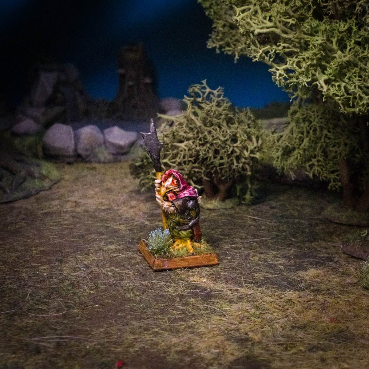 Hønsefolk med hellebard, 3D-printet D&D-miniatyr fra Spillsmia.