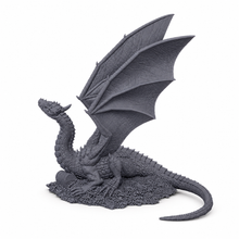 3D-printet stor drage-boss med utstrakte vinger og skattebase i grå PLA til D&D og Pathfinder.