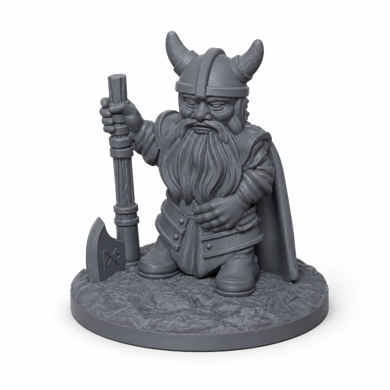 3D-printet Dvergkriger X med hornhjelm, kappe, langt skjegg og skaftøks i grå PLA til D&D og tabletop-rollespill.