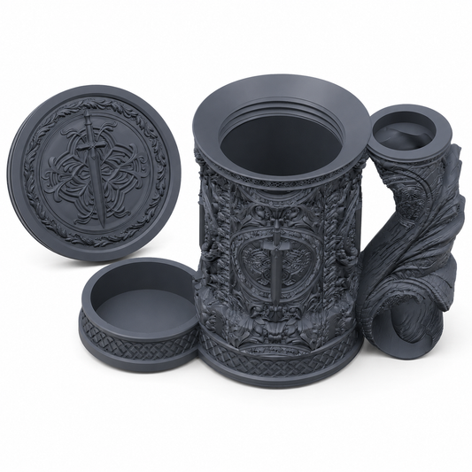 3D-printet grått Fighter eventyrkrus med sverd-design, skrulokk og integrert dice tower til D&D og tabletop-rollespill.