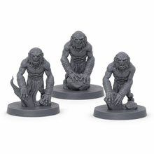 3D-printet sett med tre forvridde ghoul-figurer med krypende positur i grå PLA til D&D og Pathfinder.