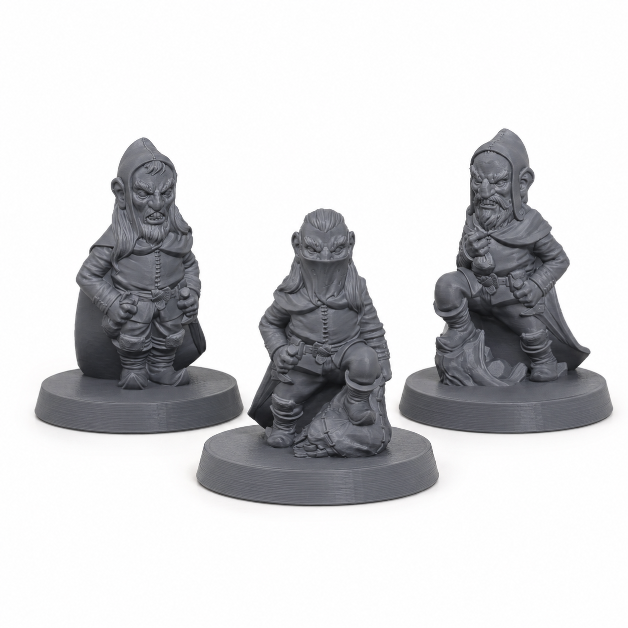 3D-printet Gnometyver miniatyrsett med tre små rogue-figurer i grå PLA til D&D og tabletop-rollespill.
