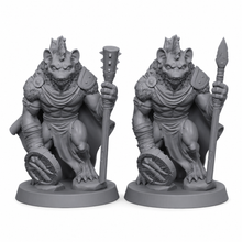 3D-printet sett med to gnollkrigere med hyenalignende trekk og tunge våpen i grå PLA til D&D og Pathfinder.