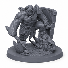 3D-printet orkisk arena-boss med massiv øks, stort skjold og kampklar positur i grå PLA til D&D og Pathfinder.