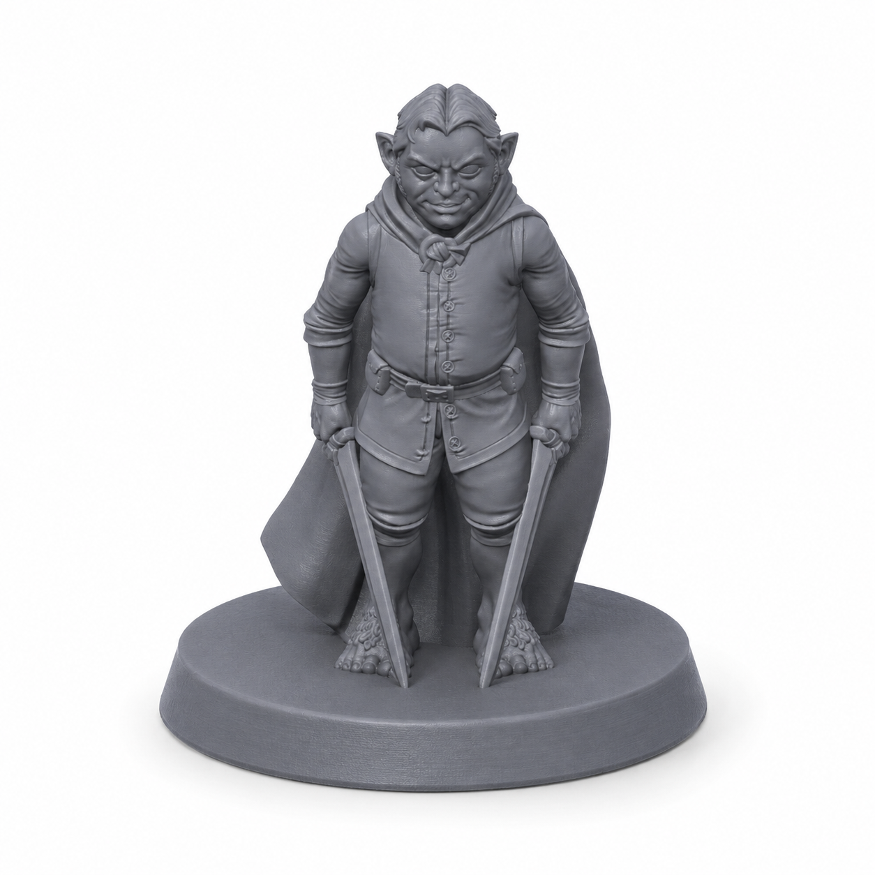 3D-printet Halflingutforsker III med kappe, reiseklær og eventyreruttrykk i grå PLA til D&D og tabletop-rollespill.