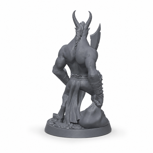 3D-printet Beastman-hodejeger med horn og stor klinge i grå PLA til D&D og tabletop-rollespill.