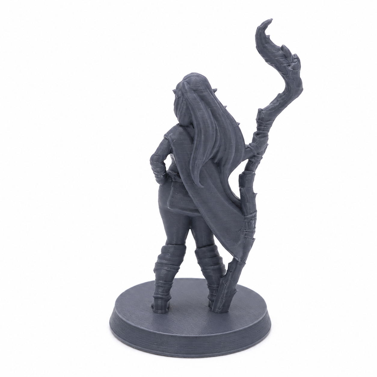 3D-printet Heartwood-alv I miniatyr i grå PLA til D&D og tabletop-rollespill.