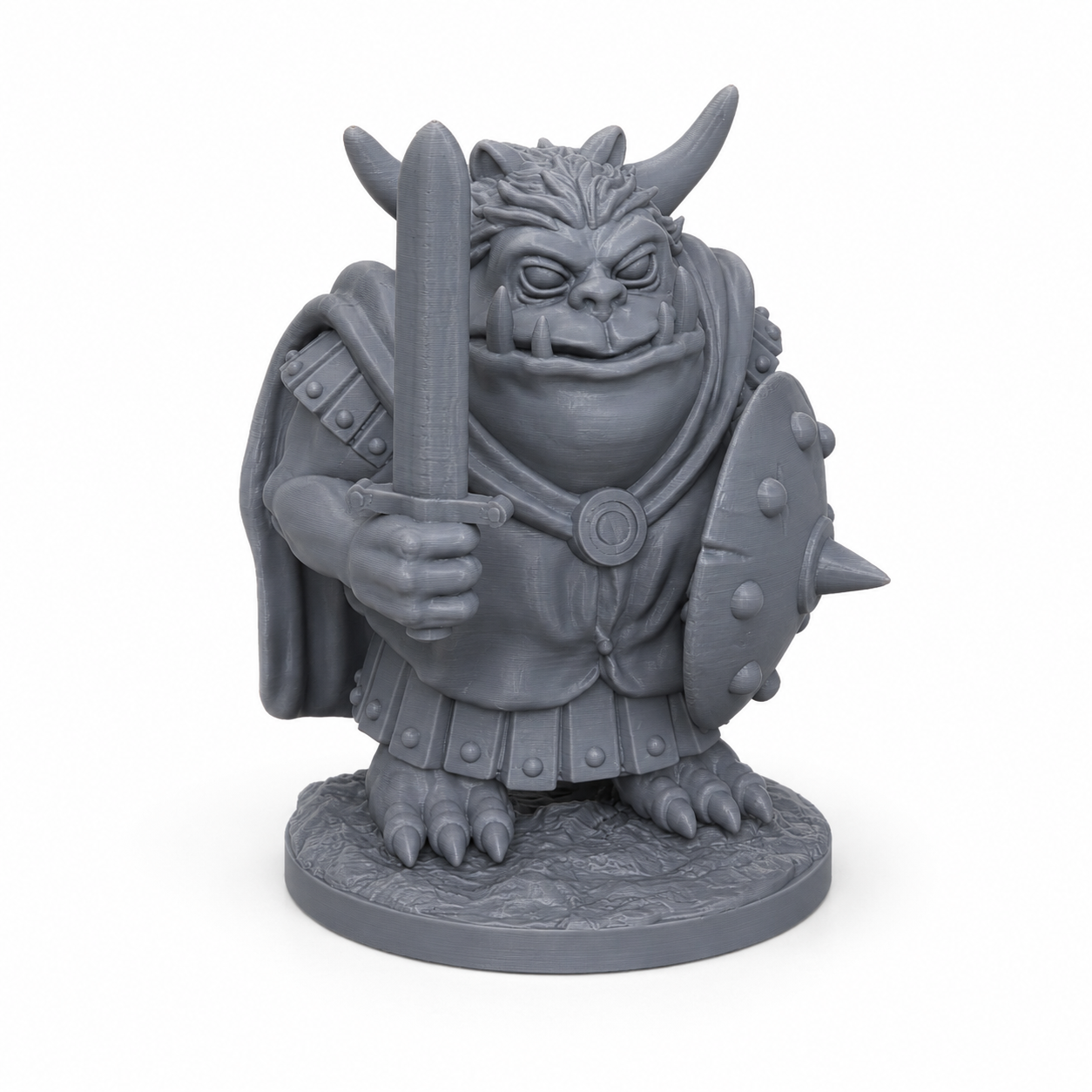 3D-printet Hobgoblin-kriger III med sverd, skjold og rustning i grå PLA til D&D og tabletop-rollespill.