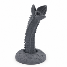 3D-printet massivt underjordisk monster med åpen kjeft og pansret kropp i grå PLA til D&D og Pathfinder.