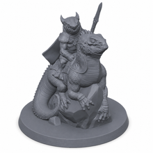 3D-printet kobold på reptilaktig ridedyr med kampklar positur i grå PLA til D&D og Pathfinder.