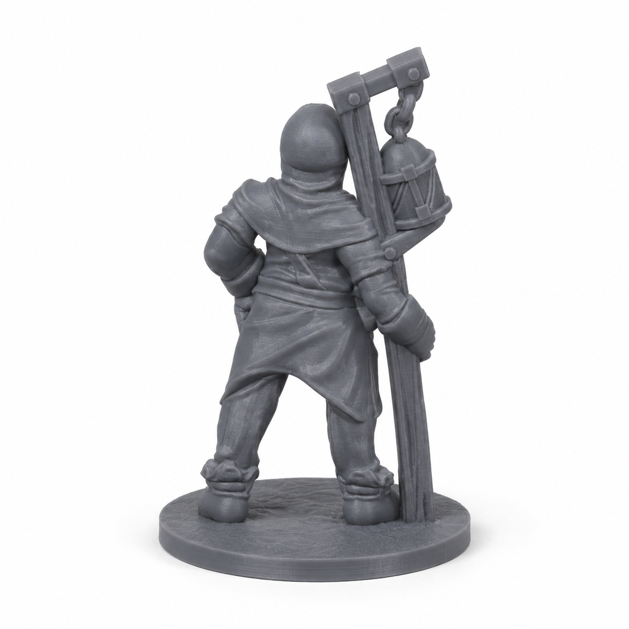 3D-printet nattevekter med lykt, stav og reiseklær i grå PLA til D&D og tabletop-rollespill.