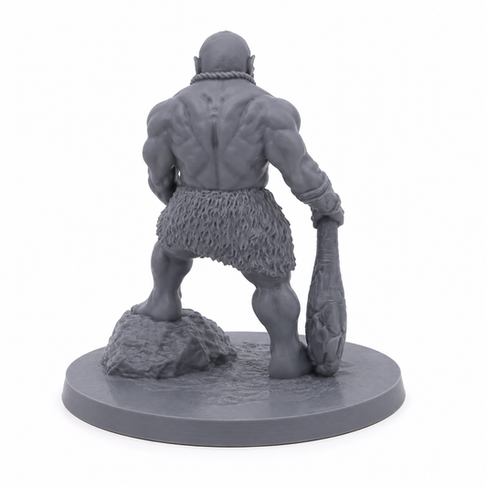 3D-printet Ogre III med tung klubbe, skalleanheng og brutal positur i grå PLA til D&D og tabletop-rollespill.