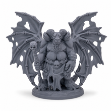 3D-printet demonboss med store vinger, horn og stav med hodeskalle i grå PLA til D&D og Pathfinder.