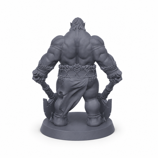 3D-printet Orkekriger I med to økser i grå PLA til D&D og tabletop-rollespill.