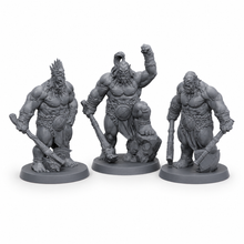 3D-printet sett med tre orkekrigere bevæpnet for nærkamp og raid i grå PLA til D&D og Pathfinder.