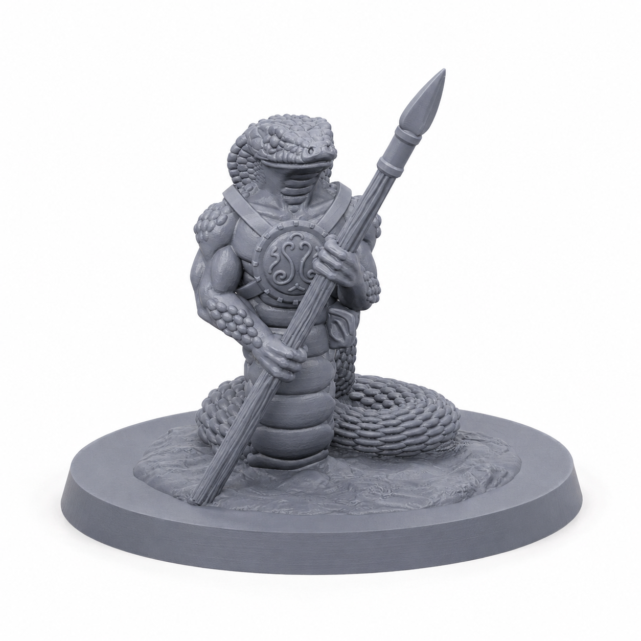 3D-printet slangefolk spydvokter med slangehode, pansret kropp og langt spyd i grå PLA til D&D og tabletop-rollespill.