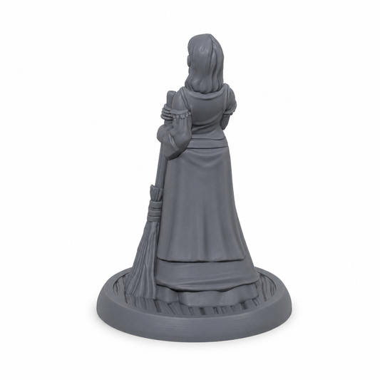 3D-printet tjenestekvinne med kost, lang kjole og rolig positur i grå PLA til D&D og tabletop-rollespill.