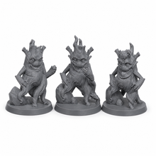 3D-printet sett med tre små trevesener med røtter, bark og mystiske uttrykk i grå PLA til D&D og Pathfinder.