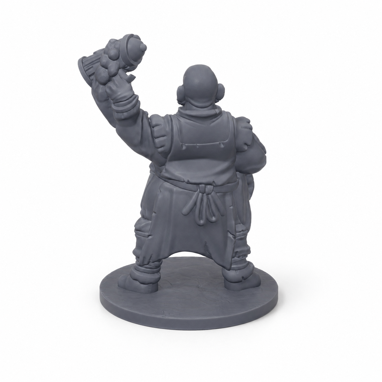 3D-printet vertshusvert med løftet krus, arbeidsklær og bred positur i grå PLA til D&D og tabletop-rollespill.