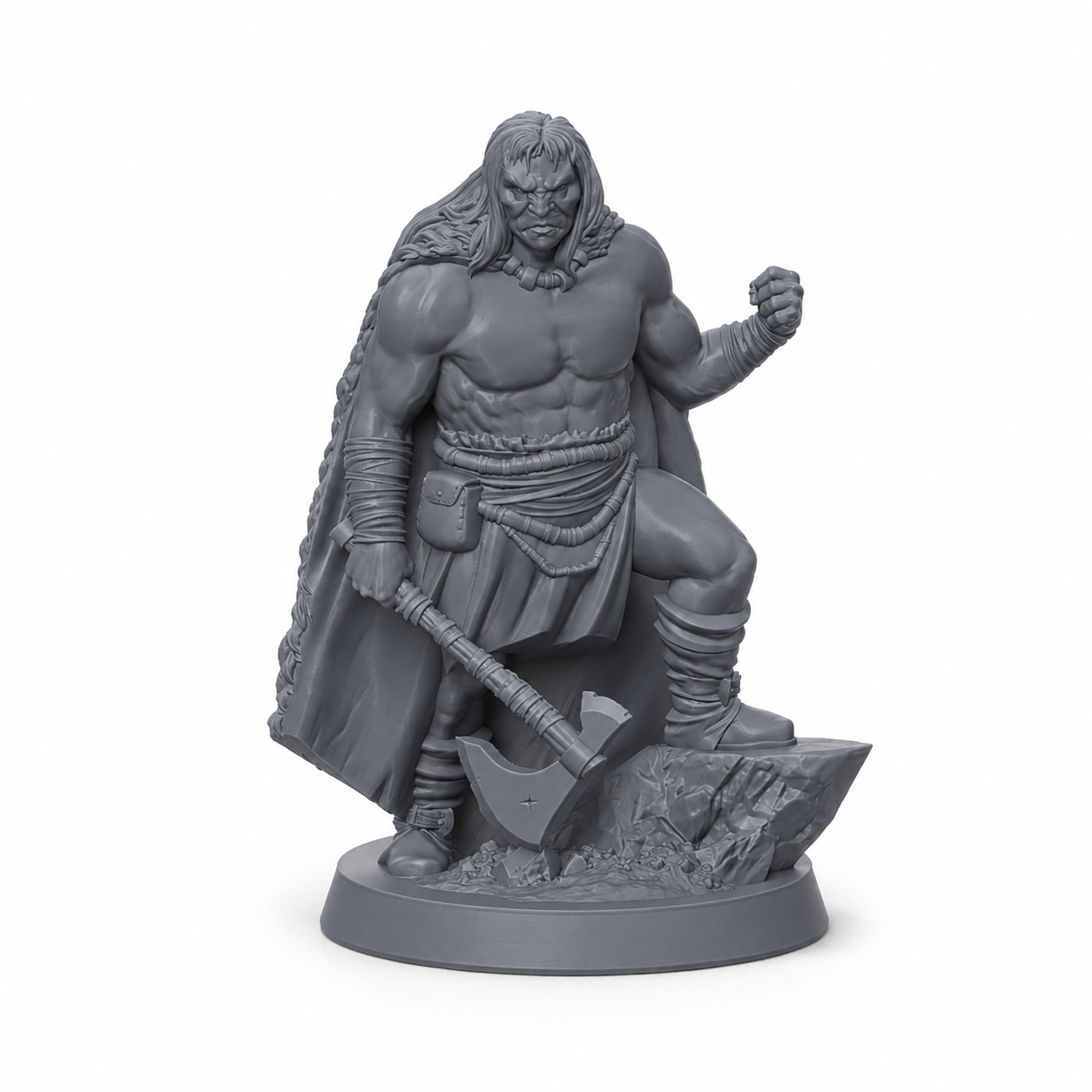 3D-printet Viking I med øks, kappe og kraftig krigerpositur i grå PLA til D&D og tabletop-rollespill.