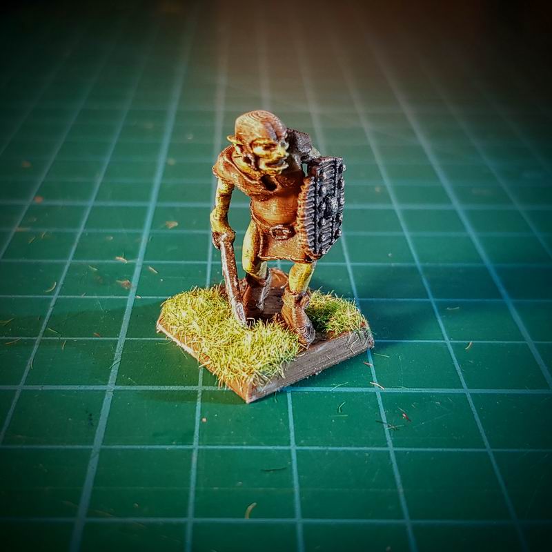 3D-printet goblin i forsvarsstilling med sabel og skjold i grå PLA til D&D og Pathfinder.