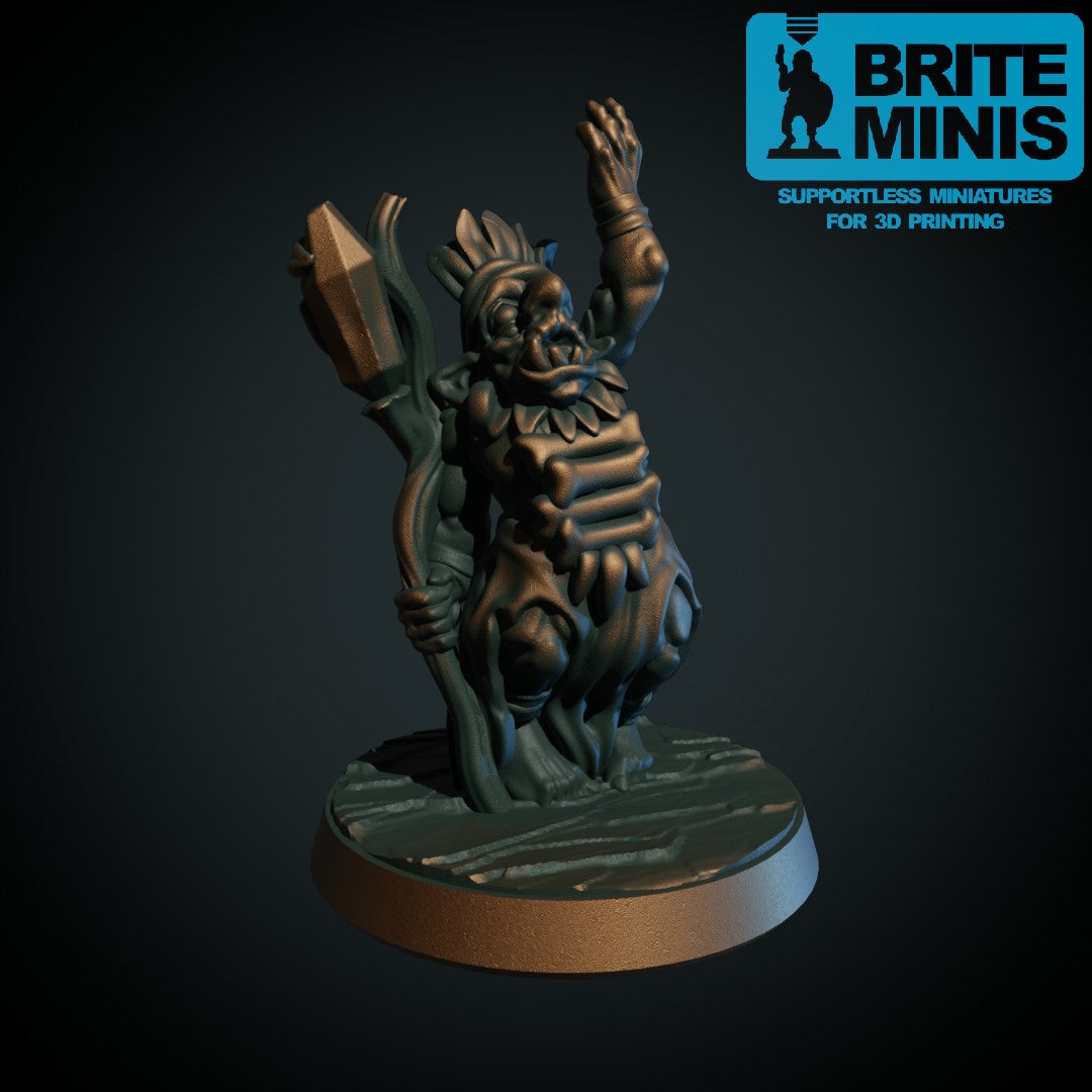 3D-printet vill goblin-sjaman med stav og totem i grå PLA til D&D og Pathfinder.