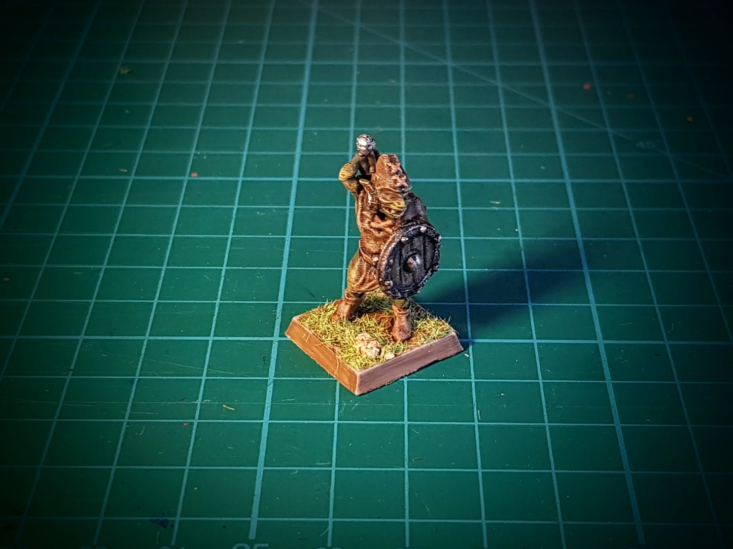 3D-printet goblin med hevet sverd og skjold i grå PLA til D&D og Pathfinder.