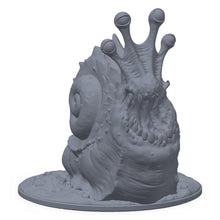 3D-printet kjempesnegl-miniatyr i grå PLA – snegl med stort spiralskall, til D&D og Pathfinder.