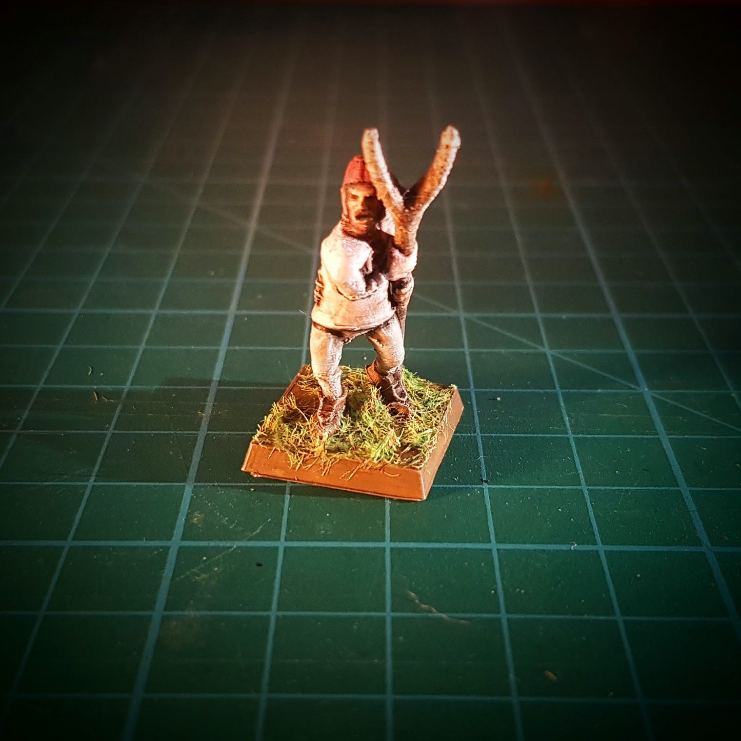 Heksejeger med høygaffel, 3D-printet D&D-miniatyr fra Spillsmia.