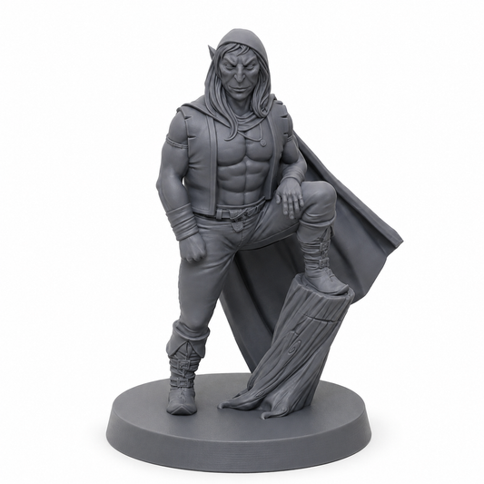 3D-printet Alveranger III med kappe og villmarkspreg i grå PLA til D&D og tabletop-rollespill.