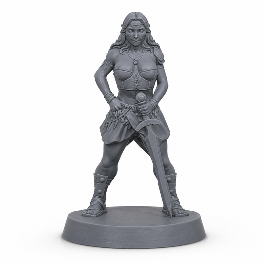 3D-printet Amazon Fighter I miniatyr i grå PLA til D&D og tabletop-rollespill.