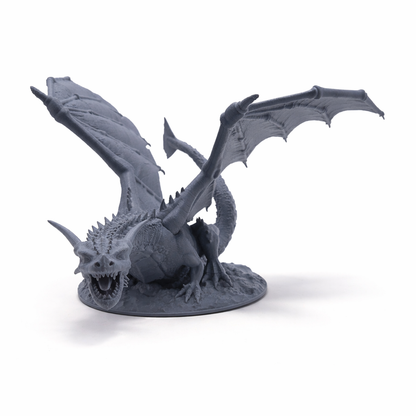 Ancient Dragon – stor drage-miniatyr i grå PLA til D&D og tabletop-rollespill, sett forfra.