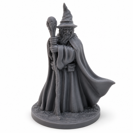 3D-printet Arcane Sage magikerminiatyr i grå PLA til D&D og tabletop-rollespill.