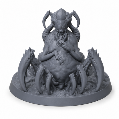 3D-printet Broodmother – Spider Queen med edderkoppkropp, klør og grotesk boss-preg i grå PLA til D&D og tabletop-rollespill.