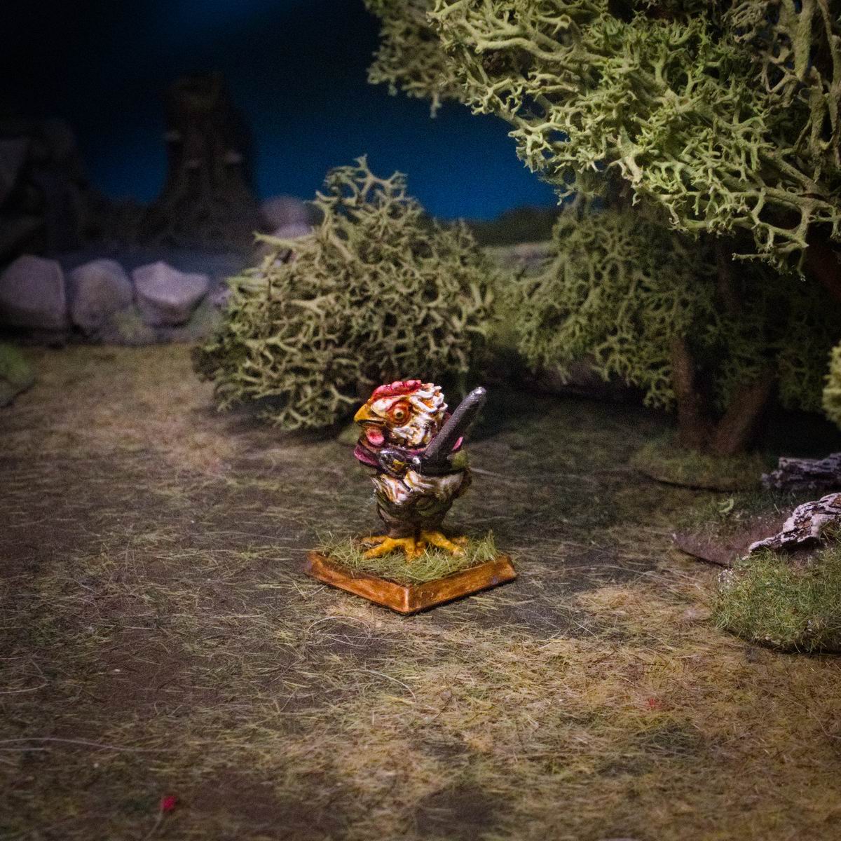 Hønsefolk med sverd, 3D-printet D&D-miniatyr fra Spillsmia.