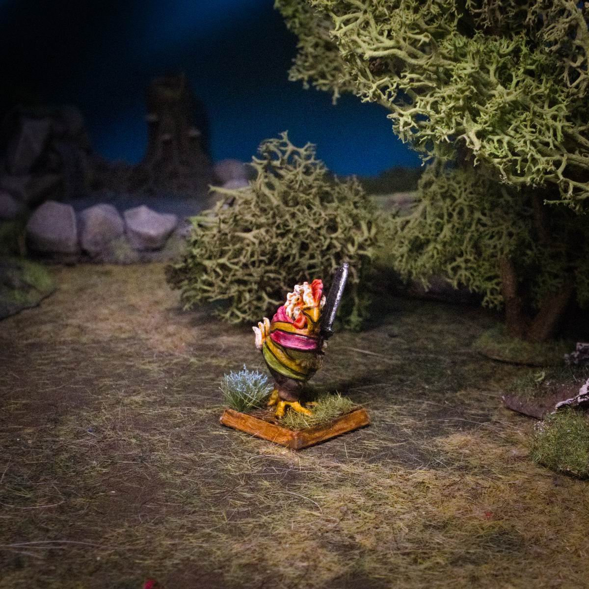 Hønsefolk med sverd, 3D-printet D&D-miniatyr fra Spillsmia.