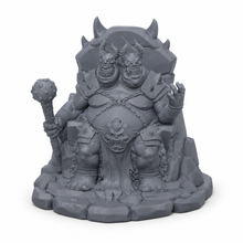 3D-printet tohodet demonherre på steintrone med tung klubbe i grå PLA til D&D og Pathfinder.