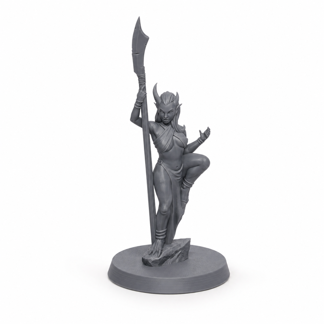 3D-printet Demonisk spyddanser med langt spyd, horn og dynamisk positur i grå PLA til D&D og tabletop-rollespill.