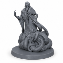 3D-printet grotesk bossminiatyr med hettekledd skikkelse og ormeaktige tentakler i grå PLA til D&D og Pathfinder.