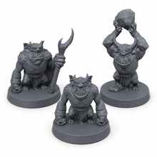 3D-printet sett med tre små infernalske skapninger med horn og kraftige armer i grå PLA til D&D og Pathfinder.