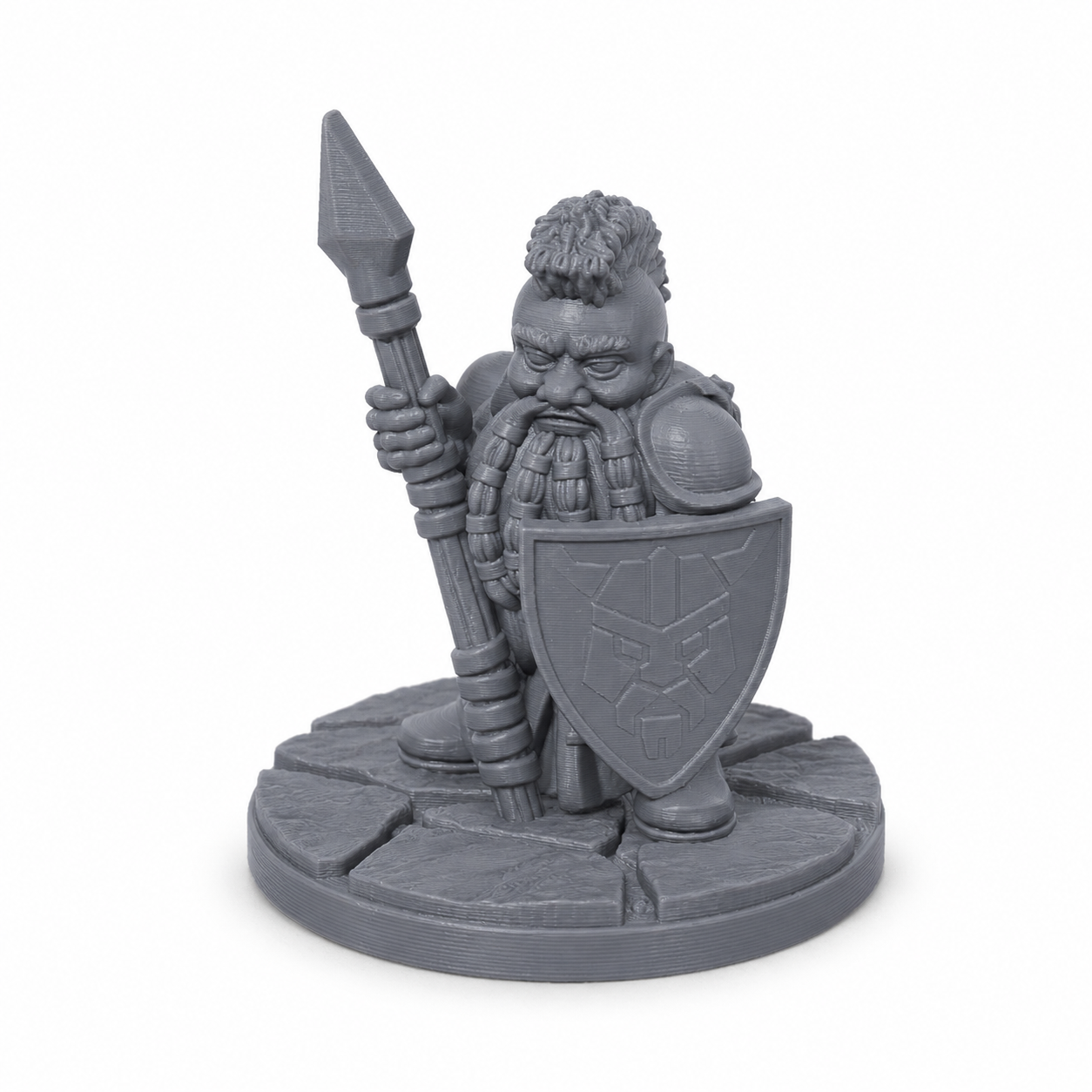 3D-printet Dvergkriger III med spyd, skjold og steinbase i grå PLA til D&D og tabletop-rollespill.