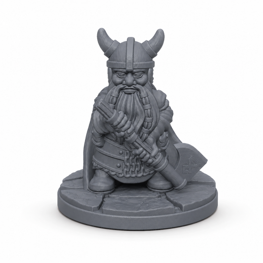 3D-printet Dvergkriger V med hornhjelm, kappe og øks i grå PLA til D&D og tabletop-rollespill.