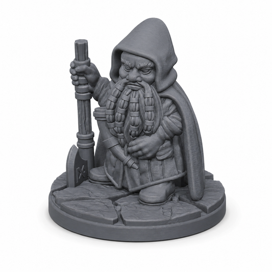 3D-printet Dvergøksevokter med hette, kappe, langt skjegg og øks i grå PLA til D&D og tabletop-rollespill.