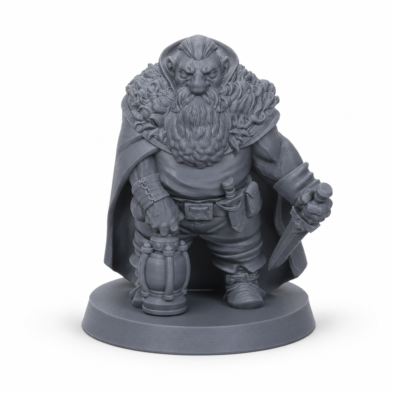 3D-printet Dvergutforsker I med kappe, lanterne og dolk i grå PLA til D&D og fantasy-rollespill.