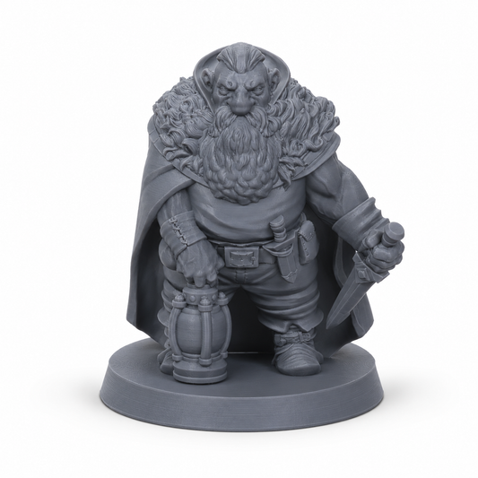 3D-printet Dvergutforsker I med kappe, lanterne og dolk i grå PLA til D&D og fantasy-rollespill.