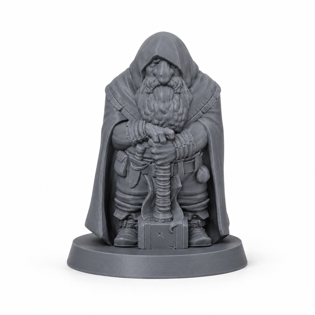 3D-printet Dvergutforsker II med hette, kappe og våpen i grå PLA til D&D og fantasy-rollespill.
