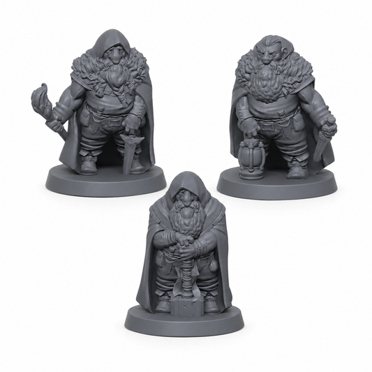3D-printet Dvergutforskere miniatyrsett med tre hettekledde dverger med våpen og utstyr i grå PLA til D&D og tabletop-rollespill.